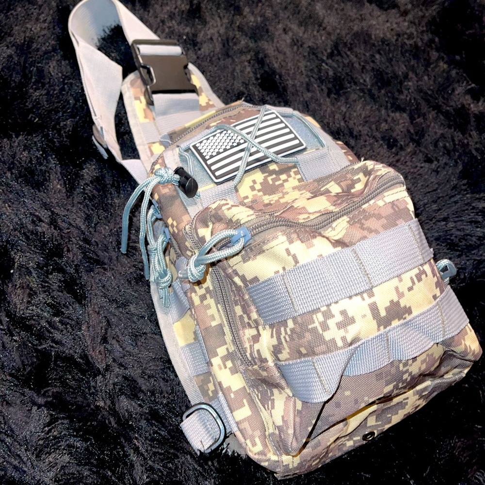 Camo shoulder army bag.